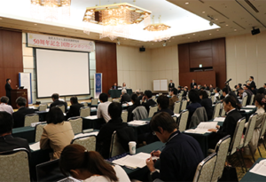参加者が講演を聞いている様子