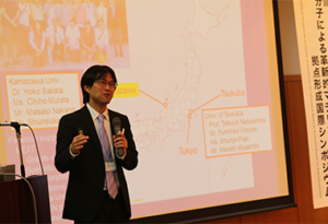 秋根教授の講演の様子